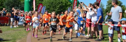Laufende Kinder beim Start des Schlossinsellaufs